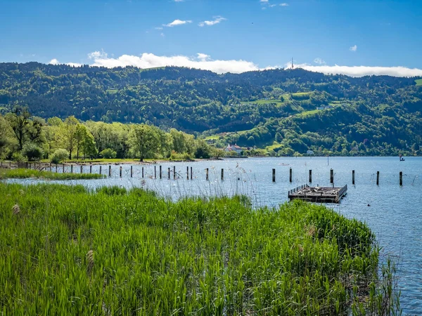 アルプスの山々の湖の美しい風景 — ストック写真
