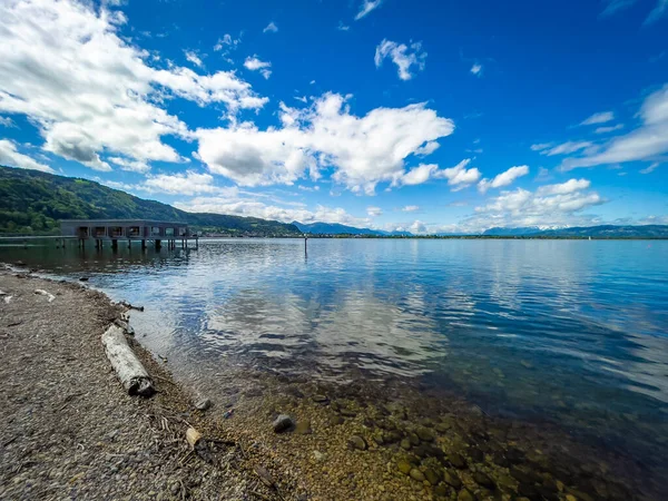 アルプスの山々の湖の美しい風景 — ストック写真