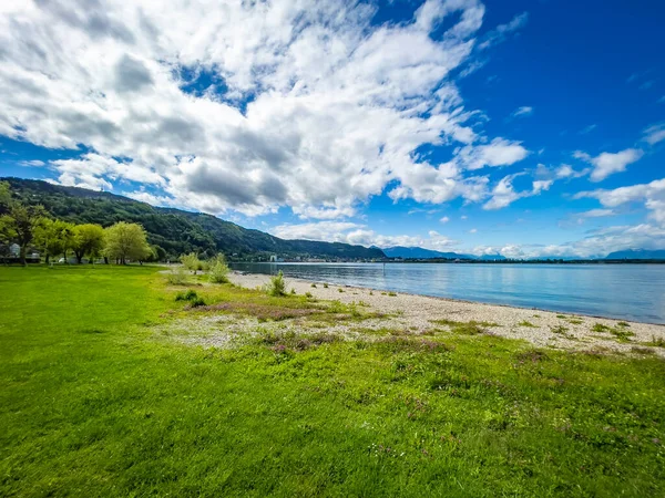 アルプスの湖と海岸の美しい風景 — ストック写真