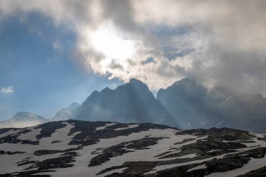 İsviçre 'deki San Bernardino geçidinde harika manzaralar var.