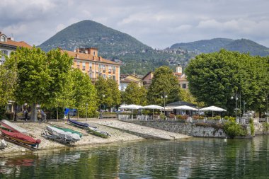 Intra ve Verbania, Piemont, İtalya 'daki Lago Maggiore boyunca bisiklet sürmek ve dinlenmek
