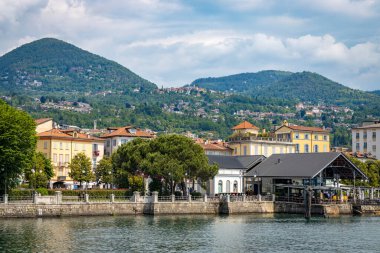 Intra ve Verbania, Piemont, İtalya 'daki Lago Maggiore boyunca bisiklet sürmek ve dinlenmek