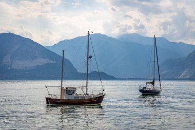 Intra ve Verbania, Piemont, İtalya 'daki Lago Maggiore boyunca bisiklet sürmek ve dinlenmek