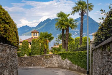 Intra ve Verbania, Piemont, İtalya 'daki Lago Maggiore boyunca bisiklet sürmek ve dinlenmek
