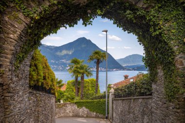 Intra ve Verbania, Piemont, İtalya 'daki Lago Maggiore boyunca bisiklet sürmek ve dinlenmek