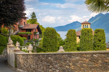 Intra ve Verbania, Piemont, İtalya 'daki Lago Maggiore boyunca bisiklet sürmek ve dinlenmek