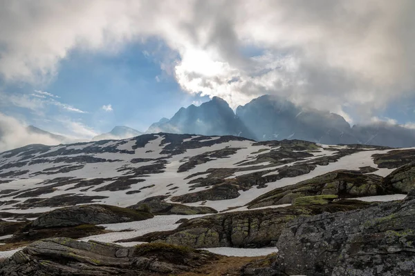 İsviçre 'deki San Bernardino geçidinde harika manzaralar var.