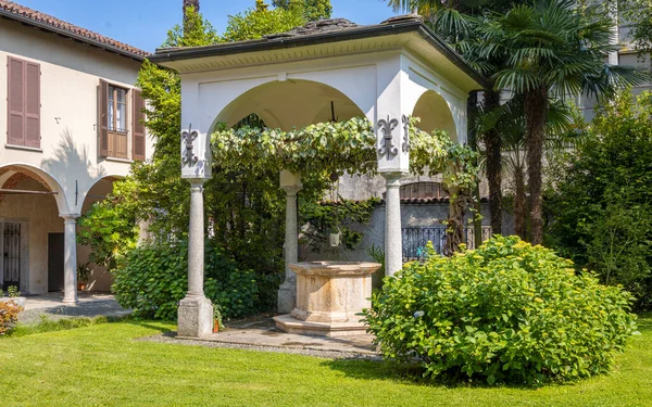 Verbania, Piemont, İtalya 'daki eski Iago Maggiore Manastırı' nda harika bir mimari.