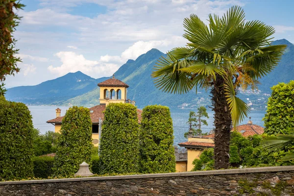 Intra ve Verbania, Piemont, İtalya 'daki Lago Maggiore boyunca bisiklet sürmek ve dinlenmek