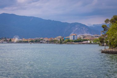 Intra ve Verbania, Piemont, İtalya 'daki Lago Maggiore boyunca bisiklet sürmek ve dinlenmek