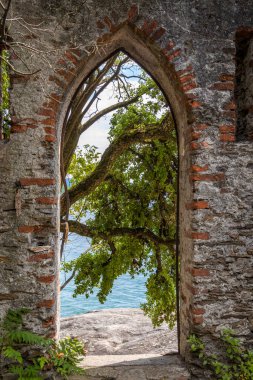 Intra ve Verbania, Piemont, İtalya 'daki Lago Maggiore boyunca bisiklet sürmek ve dinlenmek