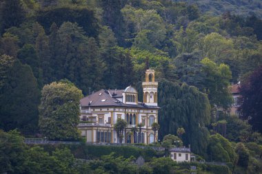 İtalya, Piemont 'taki Lago Maggiore' da lüks evler.