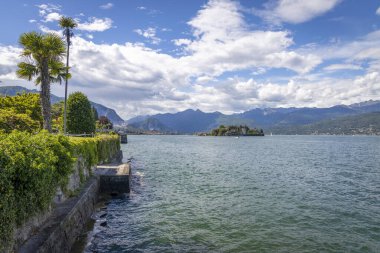 İtalya, Piemont 'taki Lago Maggiore boyunca Stresa' da yürümek