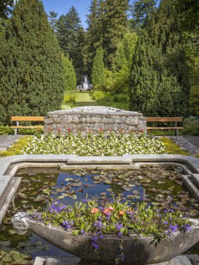 Verbania, Piemont, İtalya 'da yerel bir dinlenme alanında dinleniyor