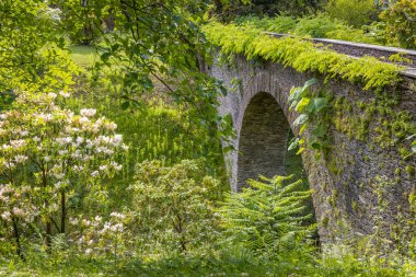 Verbania, Piemont, İtalya 'da yerel bir dinlenme bölgesinde Eski Köprü