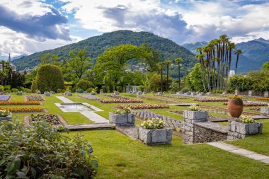 Verbania, Piemont, İtalya 'da yerel bir dinlenme alanında dinleniyor