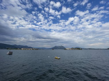 İtalya, Piemont 'taki Lago Maggiore boyunca Stresa' da yürümek