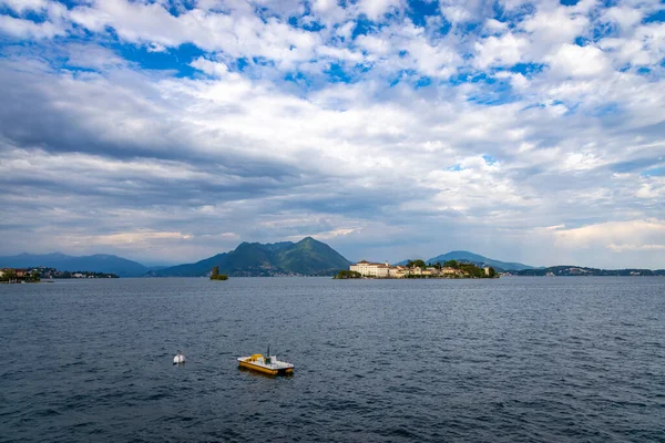 İtalya 'nın Piemont kentindeki Isola Bella adasını ziyaret ediyorum.