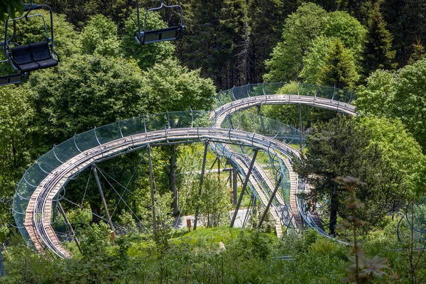 イタリア ピエモン州のラゴ マッジョーレのStresaの上のMottarone山の上のローラーコースター — ストック写真