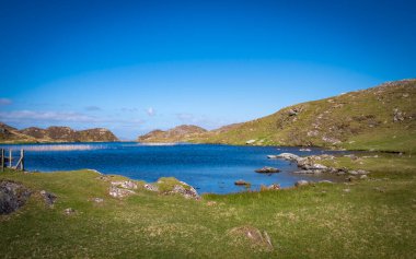 Eski harabeleri, güzel bir gölü ve İrlanda 'da County Cork' taki Mizen Yarımadası 'ndaki yüksek kayalıkları olan Three Castle Head' de muhteşem bir manzara.