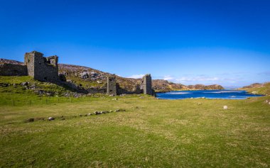 Eski harabeleri, güzel bir gölü ve İrlanda 'da County Cork' taki Mizen Yarımadası 'ndaki yüksek kayalıkları olan Three Castle Head' de muhteşem bir manzara.