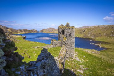 Eski harabeleri, güzel bir gölü ve İrlanda 'da County Cork' taki Mizen Yarımadası 'ndaki yüksek kayalıkları olan Three Castle Head' de muhteşem bir manzara.