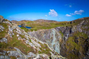 Eski harabeleri, güzel bir gölü ve İrlanda 'da County Cork' taki Mizen Yarımadası 'ndaki yüksek kayalıkları olan Three Castle Head' de muhteşem bir manzara.