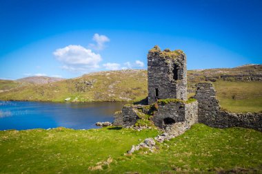 Eski harabeleri, güzel bir gölü ve İrlanda 'da County Cork' taki Mizen Yarımadası 'ndaki yüksek kayalıkları olan Three Castle Head' de muhteşem bir manzara.