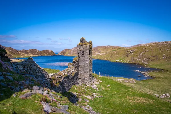 Maravilloso Paisaje Three Castle Head Con Ruinas Antiguas Bonito Lago — Foto de Stock