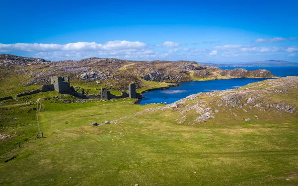 Csodálatos Táj Three Castle Head Régi Romok Egy Szép Magas — Stock Fotó