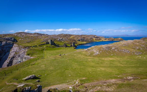 爱尔兰科克郡密赞半岛上的三座城堡 有着古老的废墟 美丽的湖泊和高高的悬崖峭壁 风景秀丽 — 图库照片