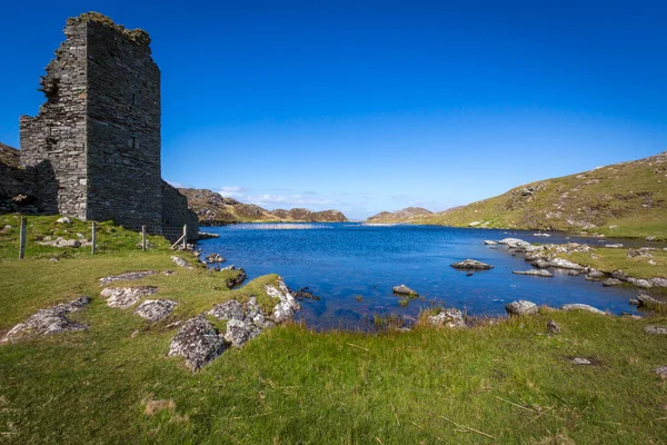 Maravilhosa Paisagem Three Castle Head Com Ruínas Antigas Belo Lago — Fotografia de Stock