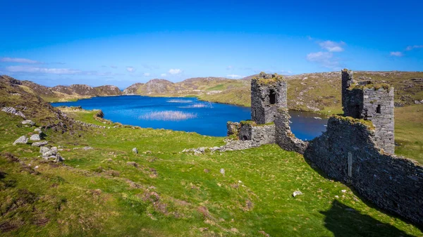 3つの城の素晴らしい風景古い遺跡 素敵な湖 アイルランドのコルク郡のMizen半島の高い崖がある頭 — ストック写真