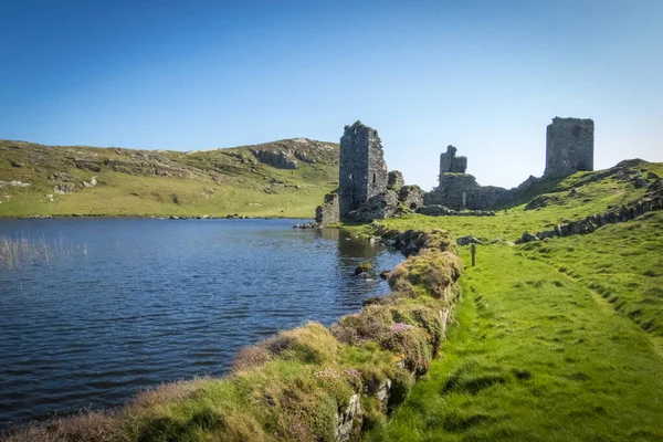 爱尔兰科克郡密赞半岛上的三座城堡 有着古老的废墟 美丽的湖泊和高高的悬崖峭壁 风景秀丽 — 图库照片