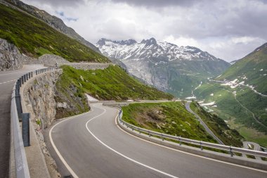 İlkbaharda dağlarda virajlı yol