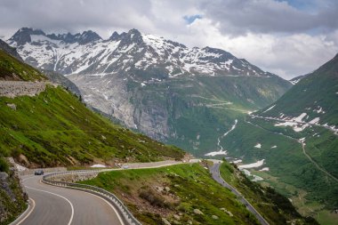 İlkbaharda dağlarda virajlı yol