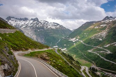 İlkbaharda dağlarda virajlı yol