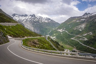 İlkbaharda dağlarda virajlı yol