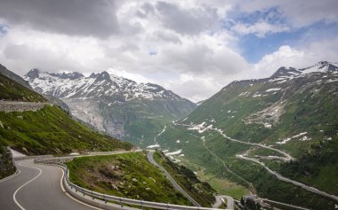 İlkbaharda dağlarda virajlı yol