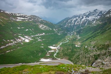 Bahar mevsiminde güzel dağ manzarası