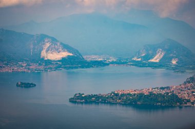 İtalya 'daki Maggiore Gölü' nün havadan görünüşü