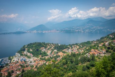 Laveno-Mombello Lombardy, İtalya 'da göl kıyısında.