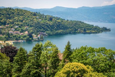 Laveno-Mombello Lombardy, İtalya 'da göl kıyısında.