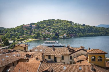 Laveno-Mombello Lombardy, İtalya 'da göl kıyısında.