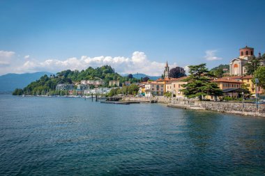 Laveno-Mombello Lombardy, İtalya 'da göl kıyısında.