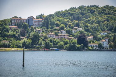 Laveno-Mombello Lombardy, İtalya 'da göl kıyısında.