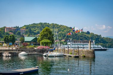 Laveno-Mombello şehir limanı Lombardy, İtalya