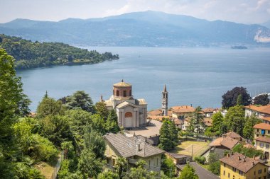 Laveno 'da, Lago Maggiore' da, İtalya 'da Lombardiya' da kilisenin iç ve dış mimarisi ilginçtir.
