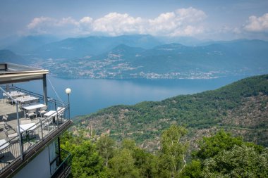 Laveno 'dan İtalya' daki Lago Maggiore 'daki Lombardiya' daki Poggio Sant Elsa Dağı 'na sandalye kaldırma küvetlerini kullanmak eğlenceliydi.