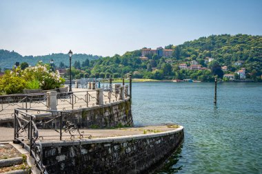 İtalya 'daki Lago Maggiore' da Lombardiya 'da küçük bir köy.